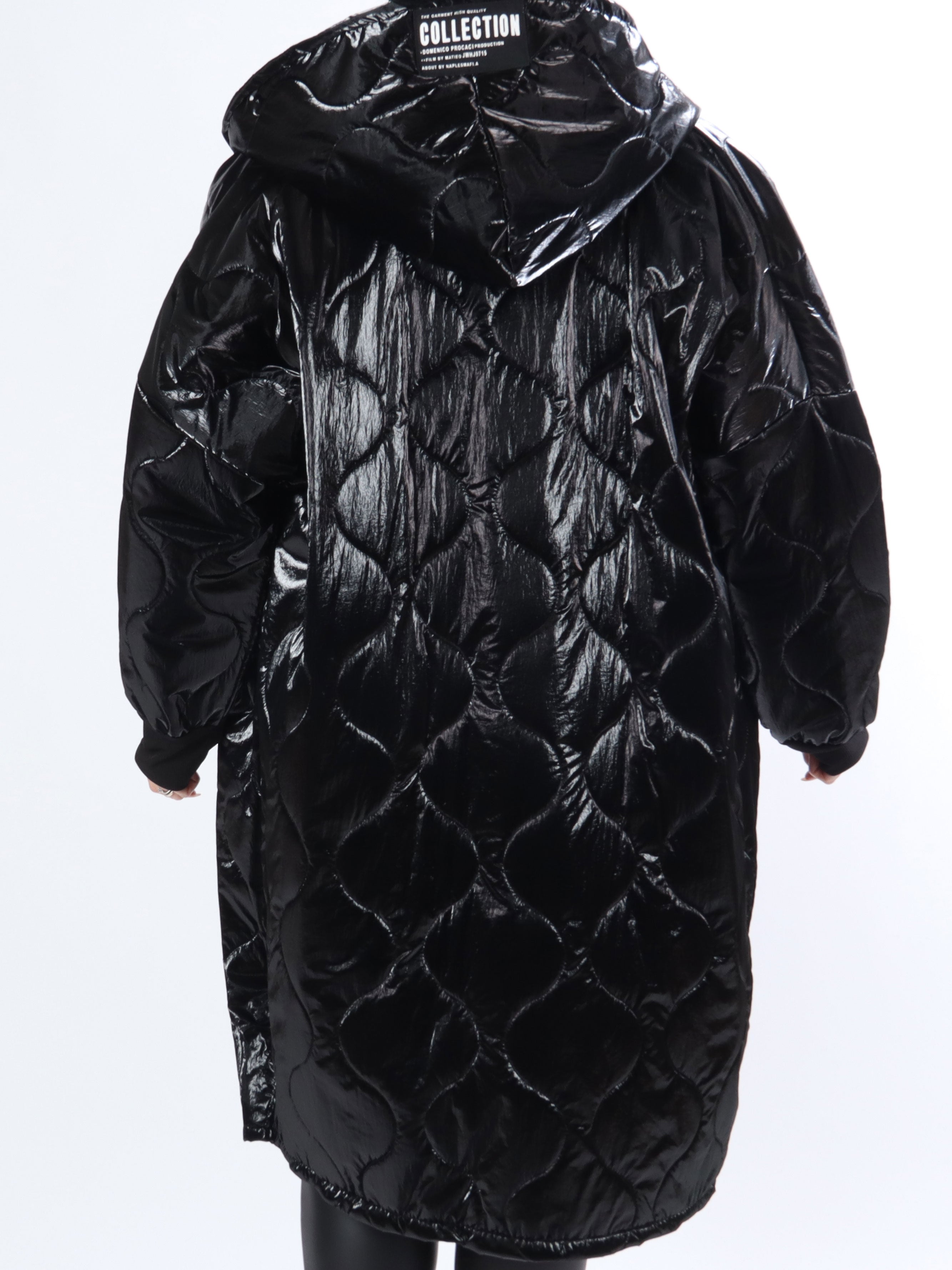 Valeria - Svart plus size glänsande jacka med vit skrift